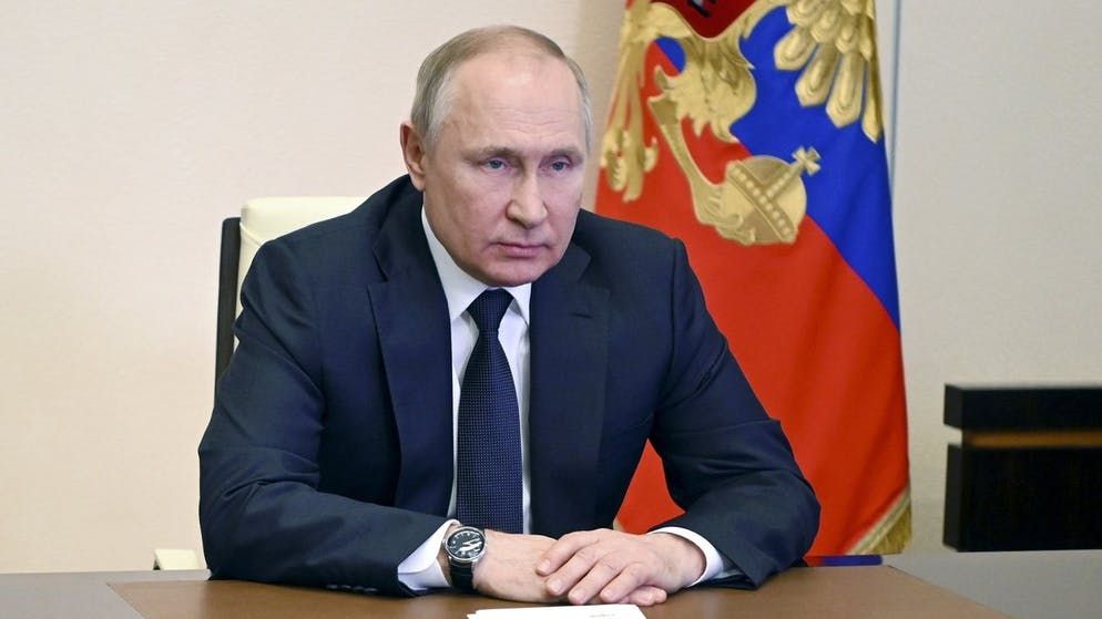 danieloso's tweet photo. Putin viendo que a nadie le importa la Tercera Guerra Mundial por andar viendo el juicio de Amber Heard y Johnny Depp... https://t.co/ZjLVU6hmDJ