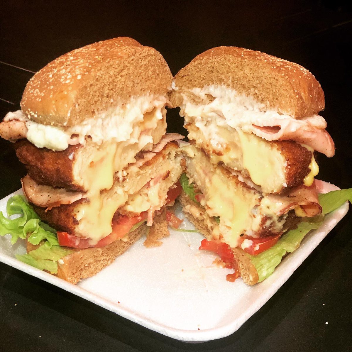 Hambúrguer de frango empanado recheado com queijo e peito de peru, temossss 🤤🤤
