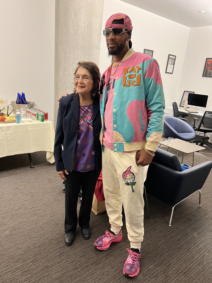 Shut_downAmazon's tweet photo. I’m with the OG Tonight ‼️@DoloresHuerta @amazonlabor ✊🏽 https://t.co/nFNHrg8CgQ