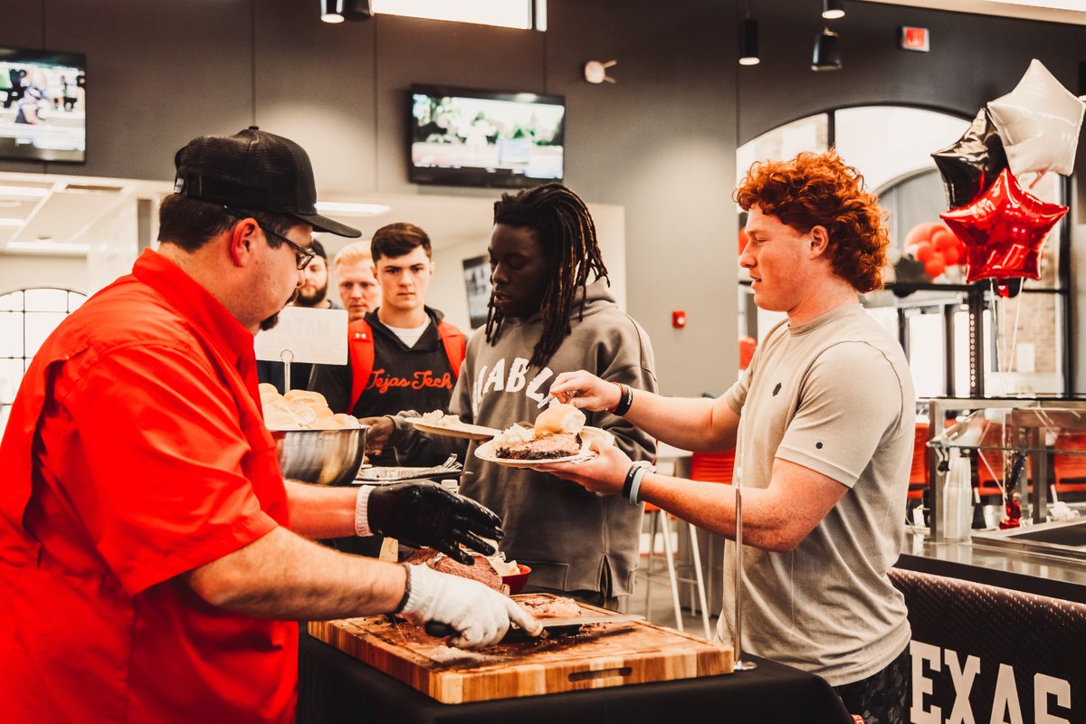 TexasTechFB's tweet photo. Eatin' GOOD tonight! https://t.co/wqXWtZv4xM