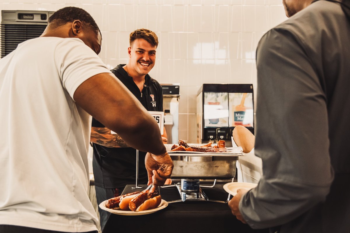 TexasTechFB's tweet photo. Eatin' GOOD tonight! https://t.co/wqXWtZv4xM