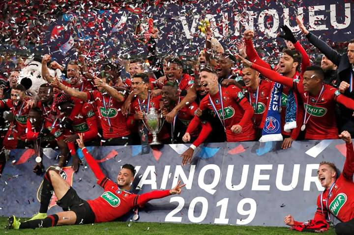 ROUGEmemoire's tweet photo. 🔴⚫️ Il y a pile 3 ans, le Stade Rennais remportait sa 3ème Coupe de France face au PSG (2-2, 6-5) devant 76000 spectateurs au Stade de France.

🏆 Pour l'éternité...

🔗 https://t.co/7MVStAqs0g https://t.co/BaMkQZqyxC