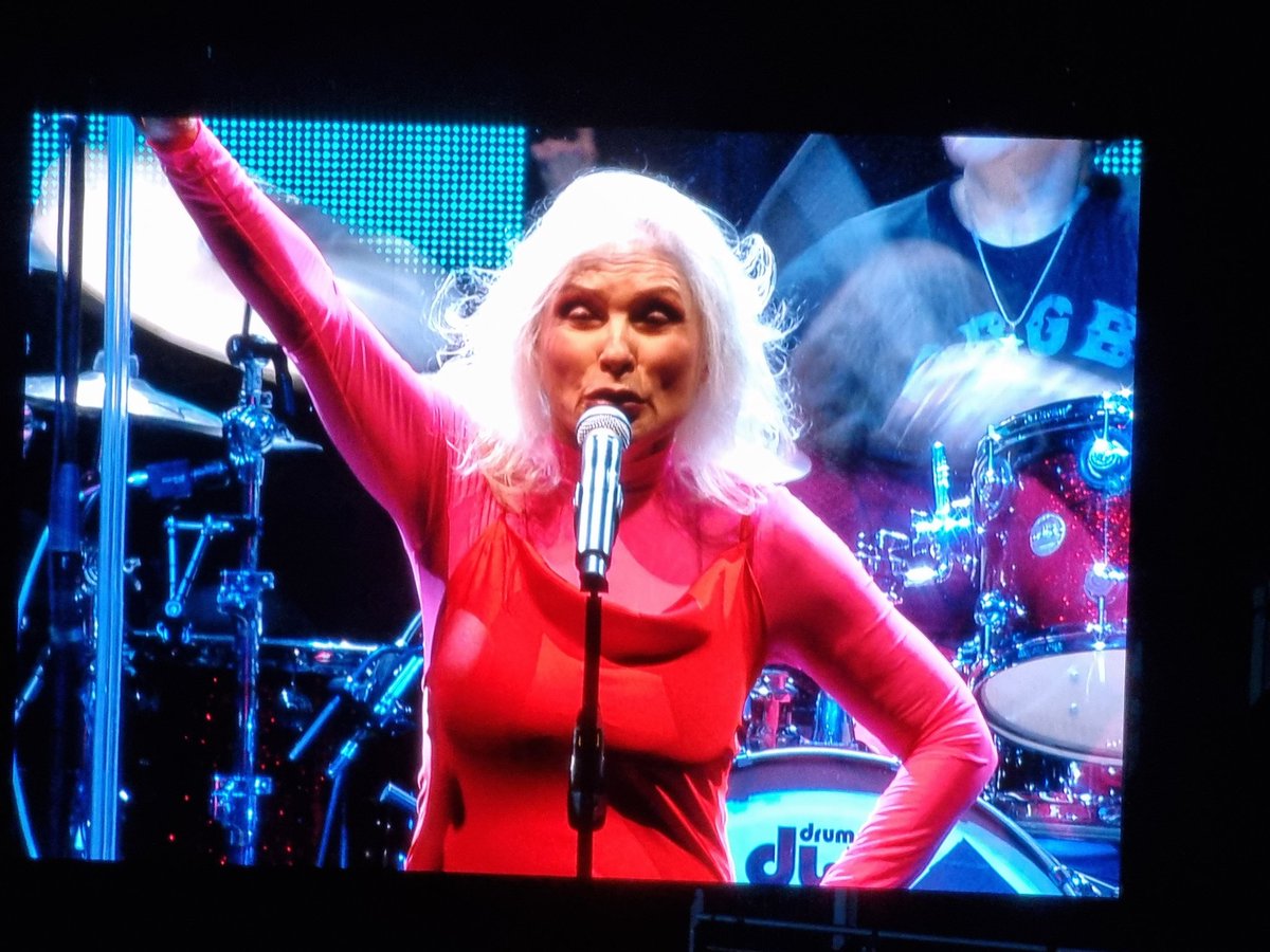 derekcburgess's tweet photo. I won't lie, I only went to see @BlondieOfficial, as the husband wanted to go, as they were the 1st band he ever saw live I the late 70's & he desperately wanted to go again. I really enjoyed it & was impressed. #HeartOfGlass #TideIsHigh #Atomic are such classics. https://t.co/VYBbZkc5Dx