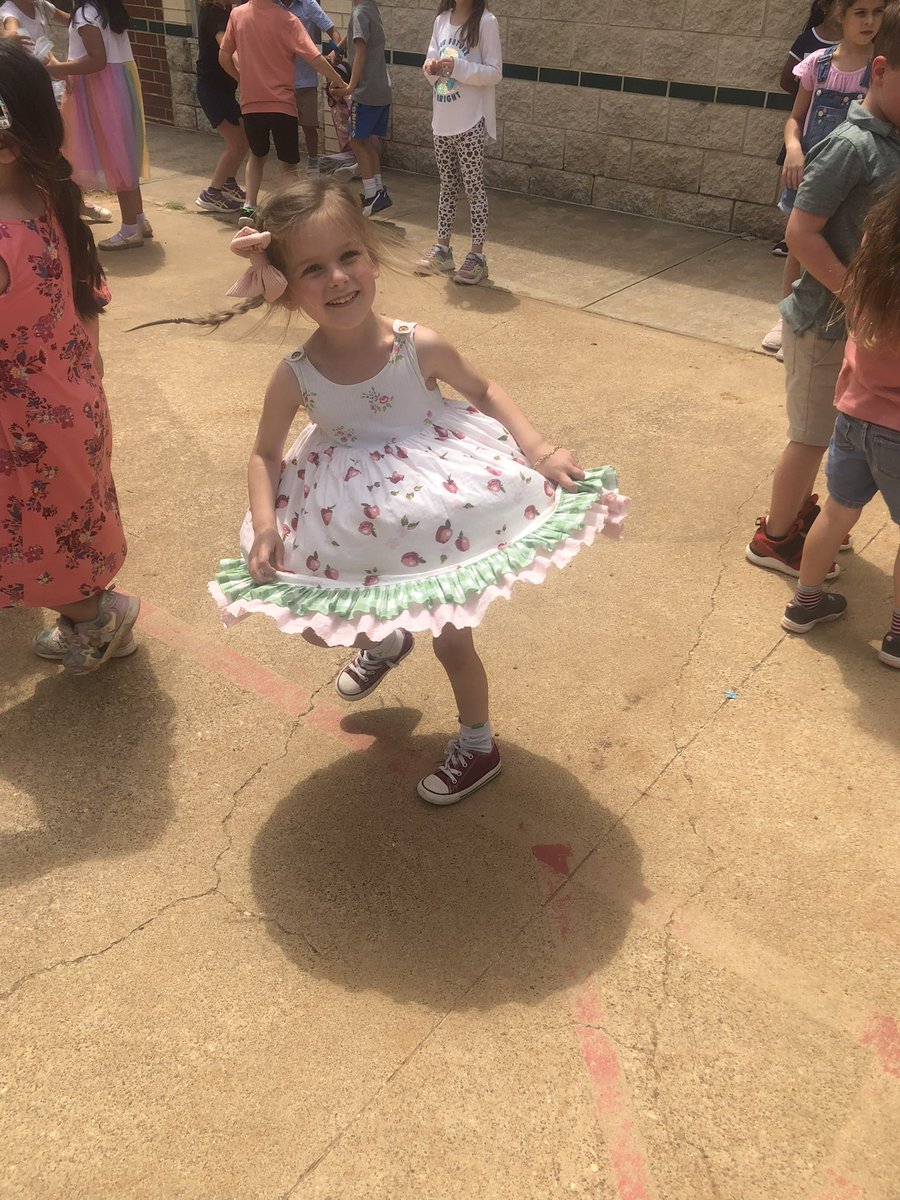 DeretchinCISD's tweet photo. Kindergarten countdown to summer!

Letter D: Dance party day https://t.co/9qmt2utZXM
