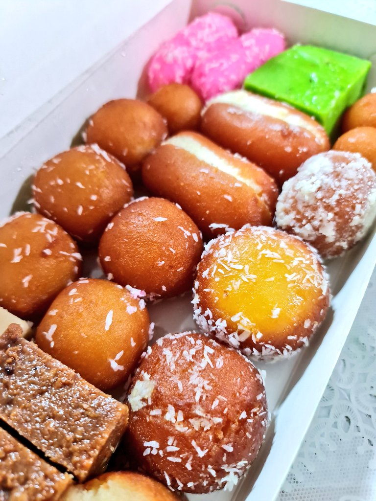 M_YousafAhmad's tweet photo. It is so dangerous for my health when I visit family in Scotland....🙈🤣🤣 #matai #asiansweets #Ramadan @ManiraAhmad https://t.co/xiebJDAcBr