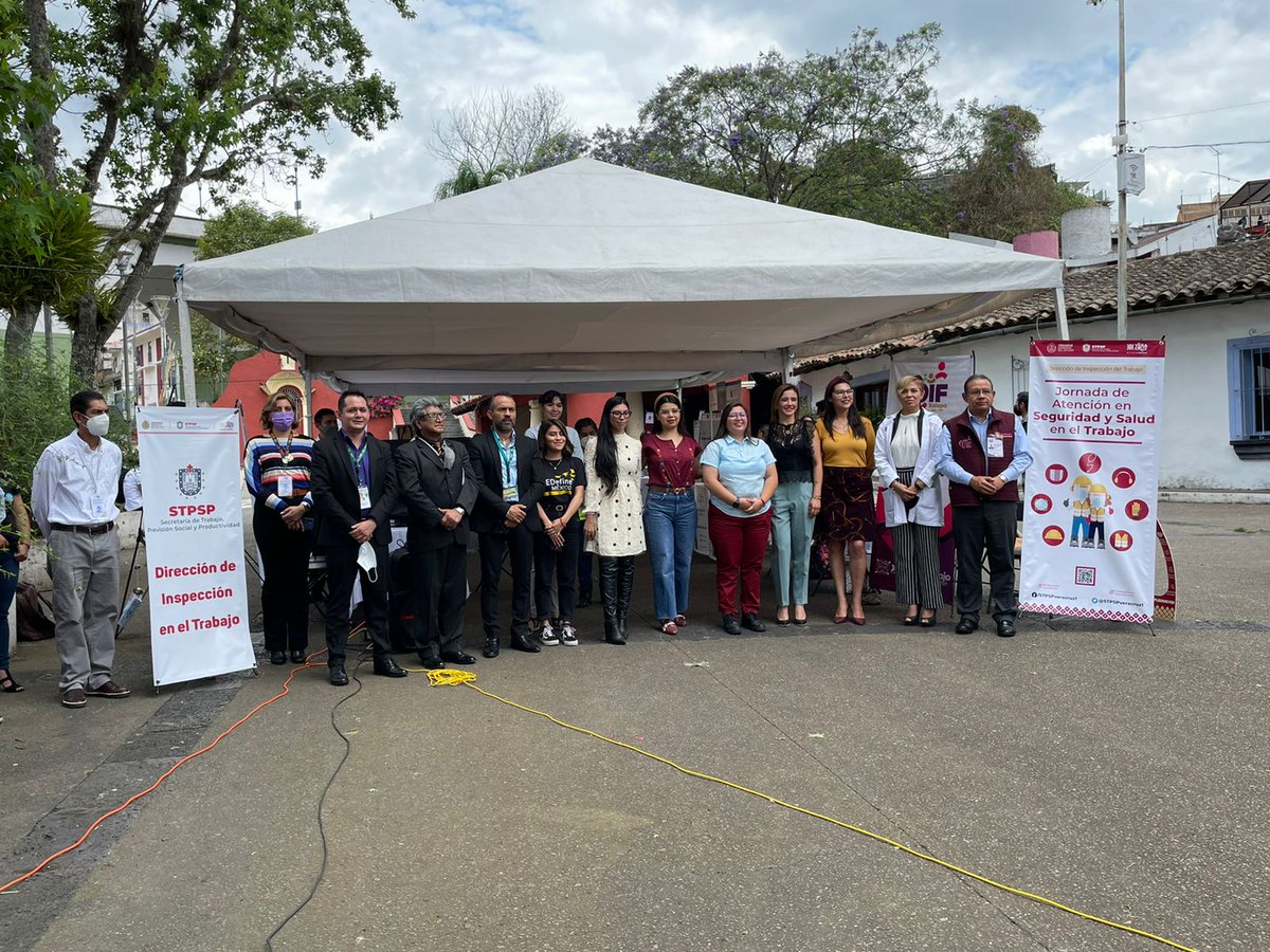 STPSPveracruz1's tweet photo. 📰#VeracruzMeInforma:

🔸Este martes se llevaron a cabo las “Jornadas de Atención en Seguridad y Salud en el Trabajo” en la explanada del Barrio Xallitic. Durante el día contamos con la participación de las dependencias estatales, municipales, así como la A.C “Redefine”. (+) https://t.co/qbvE2GEWwD