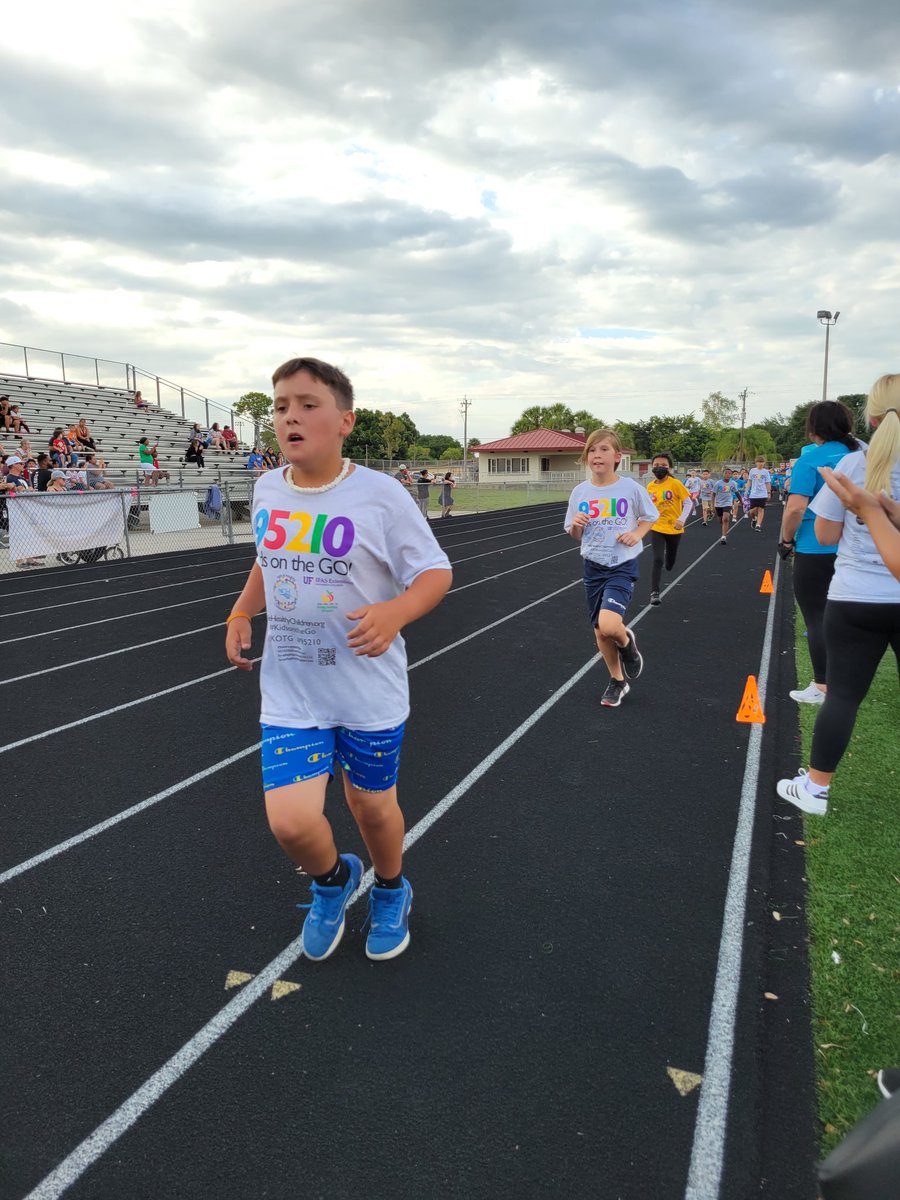 Mrs_Anderson16's tweet photo. Wow!!! Our @EESpanthers were incredible at the final mile tonight! Thank you @EstatesPE for all your hard work to get these kids ready! https://t.co/tgZPybkDvh