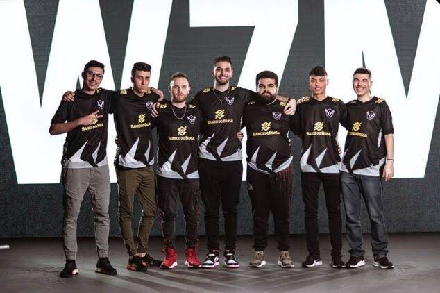 R6Pedia's tweet photo. ⌛️ W7M 1 ANO ATRÁS... ⌛️

VOLPZ: jogava a série B pela Singularity em busca do sonho.

JV92: jogava a série B pela Golden Kids em busca do sonho.

KHEYZE: jogou a série B pela Vincit e ficou em 9º no BR6.

HERDZ E GDN : 9º no BR6.

Hoje, estão todos no Major de Charlotte. 🏆🇺🇸 https://t.co/zcOJ3ZeVqa