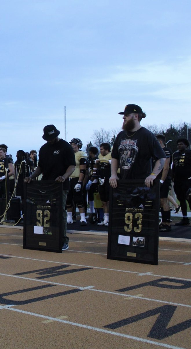 esuhornetsfb's tweet photo. A look back at our Spring Finale:
Junior Day✅
Spring Game✅
Thank the seniors for their hard work and dedication to Hornet Football✅
Welcome the #Bu22Squad ✅
Legends Game ✅
Great night for Hornet Football❗️
#FindAWay | #StingersUp https://t.co/YEA7gSwqmC