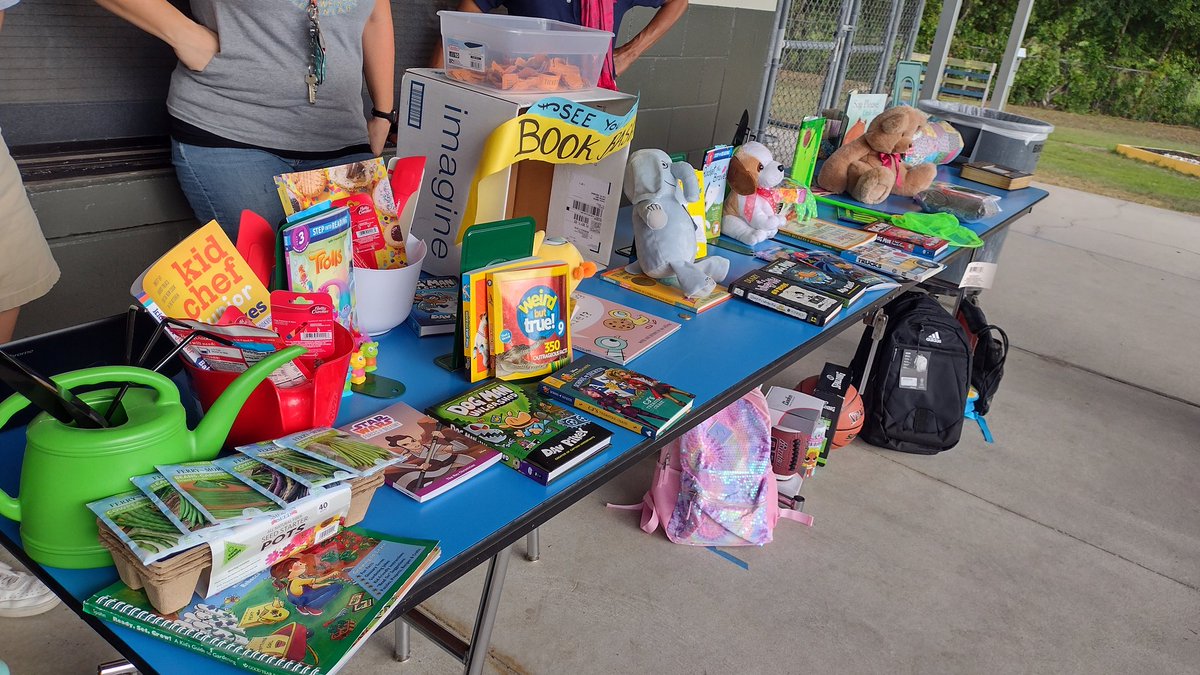 Literacy on the lawn at our Book Bash Picnic - such a wonderful evening of fellowship with our families and so many books! <a href="/SWETornadoes/">StantonWeirsdaleMCPS</a>