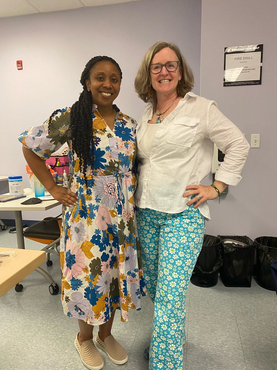 MsMasonPAACS's tweet photo. Celebrating Plant A Kiss with a great book and floral attire!🎍 #YesWeek #K3SpiritWeek #plantseedsofkindness https://t.co/3iClEk3Bgl