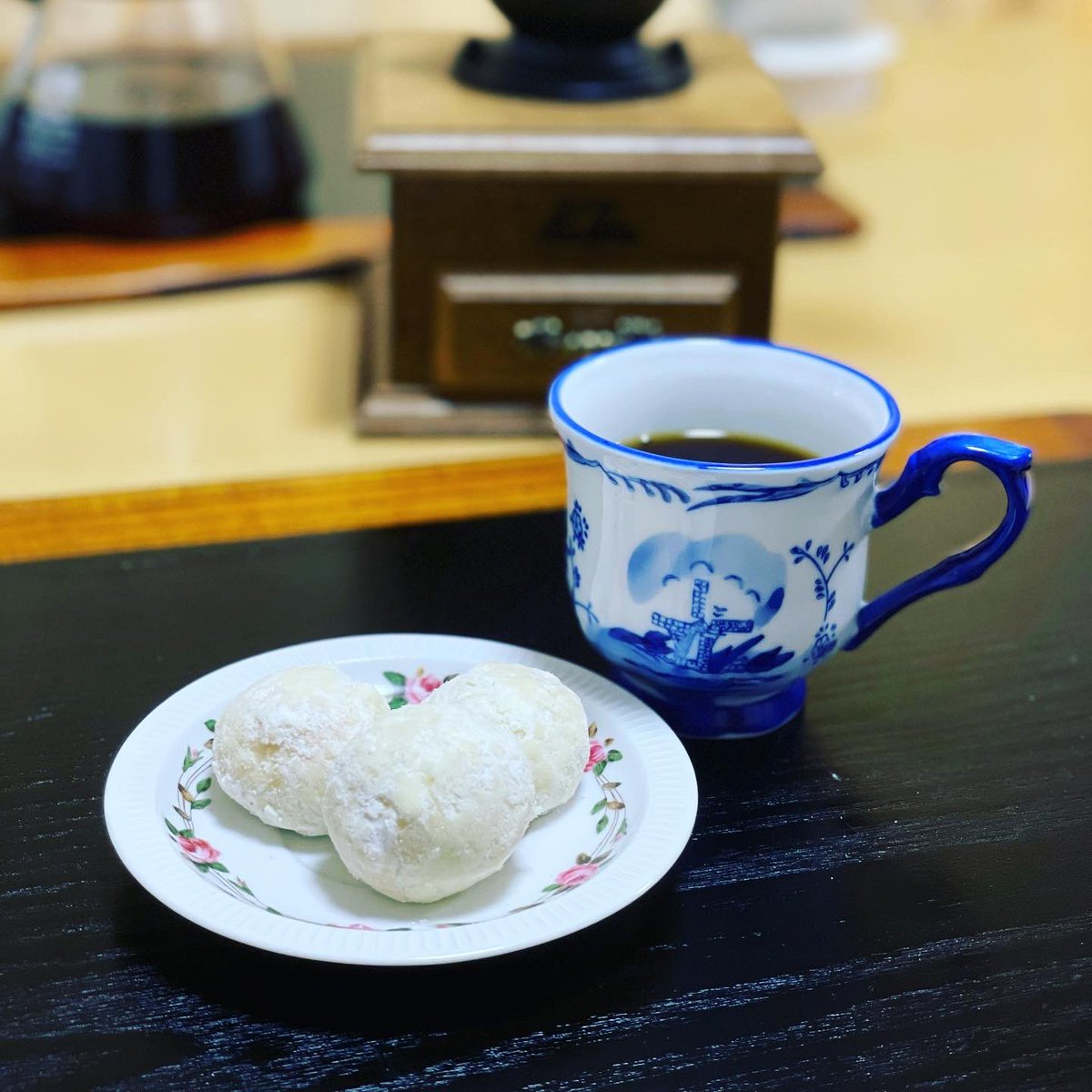 erabilog's tweet photo. スノーボールクッキーを作りました。
ホロホロとした優しい甘さのクッキーは、コーヒーとの相性が最高でエンドレスに。
#スイーツ #スイーツ女子 #スイーツ男子 #スノーボールクッキー #クッキー #手作りスイーツ #手作りクッキー #甘党 #コーヒー #コーヒータイム #フォロー返します https://t.co/J8tDWab3wX