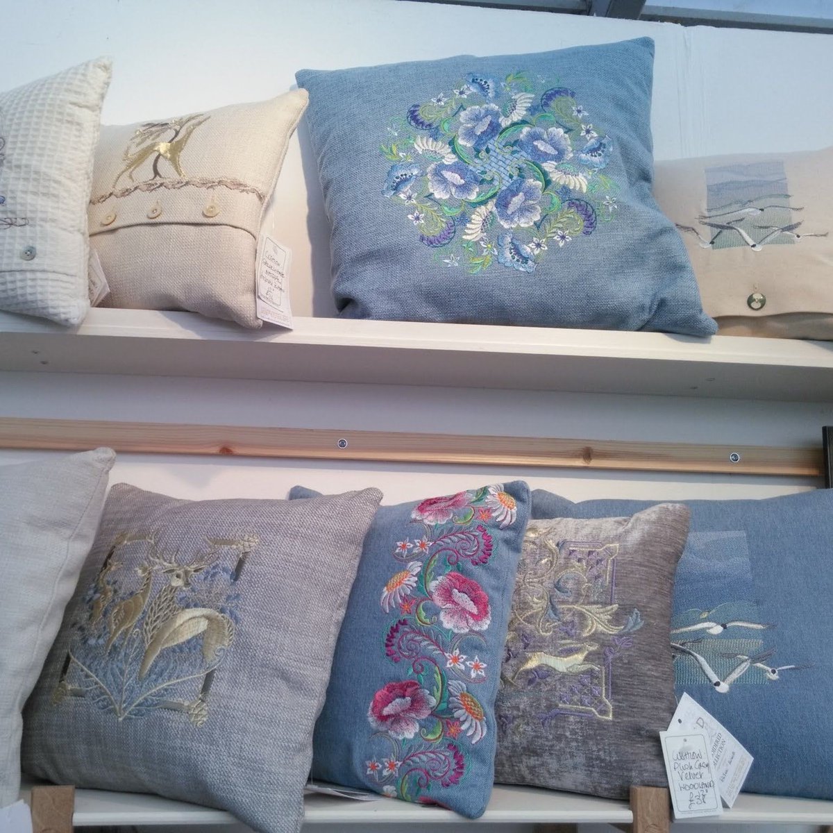 EmbroideredColl's tweet photo. #AprilAlphabetChallenge day Z the last day and closure on this challenge has to be all  ZIPPED up, featuring my own unique  #embroidereddesign of #carelabels for my cushion covers. #tbch #shopindie #SmallBusiness https://t.co/QhfO4bhlJ1 https://t.co/vcTINVSHz8
