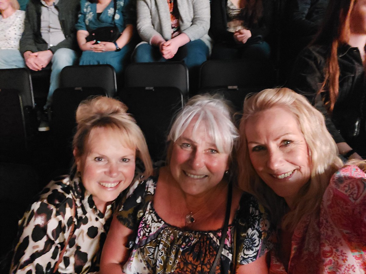 _suzyrich's tweet photo. Thank you @VirginRadioUK @AOArena for organising a superb event for all the key workers who worked.. tirelessly. . during the Pandemic.. fantastic evening..๐๐ธ๐ต๐ค @thevaccines @KaiserChiefs #tomwalker #isaacstuart https://t.co/ZXnGf0XVkl