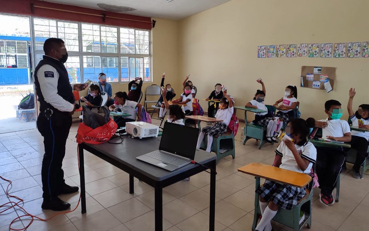 SSP_GobTam's tweet photo. #PolicíaentuEscuela elementos de #PrevencióndelDelito de la #PolicíaEstatal, se reunieron con alumnos de la Escuela Primaria “Josefa Ortiz de Domínguez” del ejido Magdaleno Cedillo del municipio de #Tula para platicar sobre #Autoproteccion #Tamaulipas #Contigo #Cerdadeti https://t.co/XMYG8GJnrl
