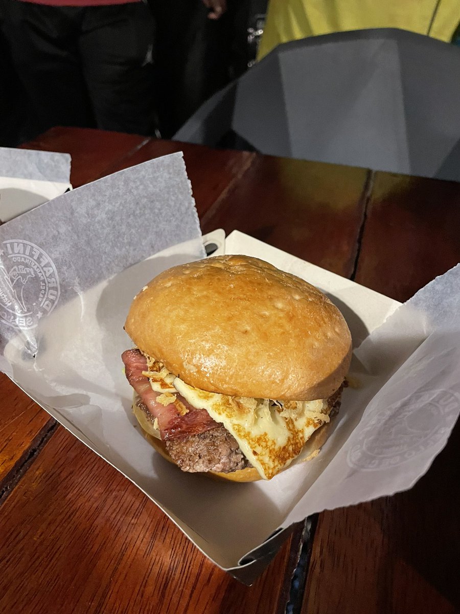 Migueldz1's tweet photo. Hamburguesa de #FierrosBurger simplemente me encantó @burgermasterco https://t.co/pzC6WZs43H