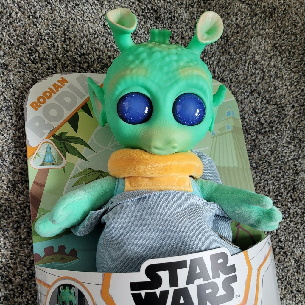 I couldn't resist! 💚🥰💚 She was the last one too!

My 7-year-old wants to have a play date with her and his little Grogu. 😍

But, I NEED HELP! What should we name her? Please offer some recommendations! 

#starwars #galacticpals #rodian #starwarsalien #target #name