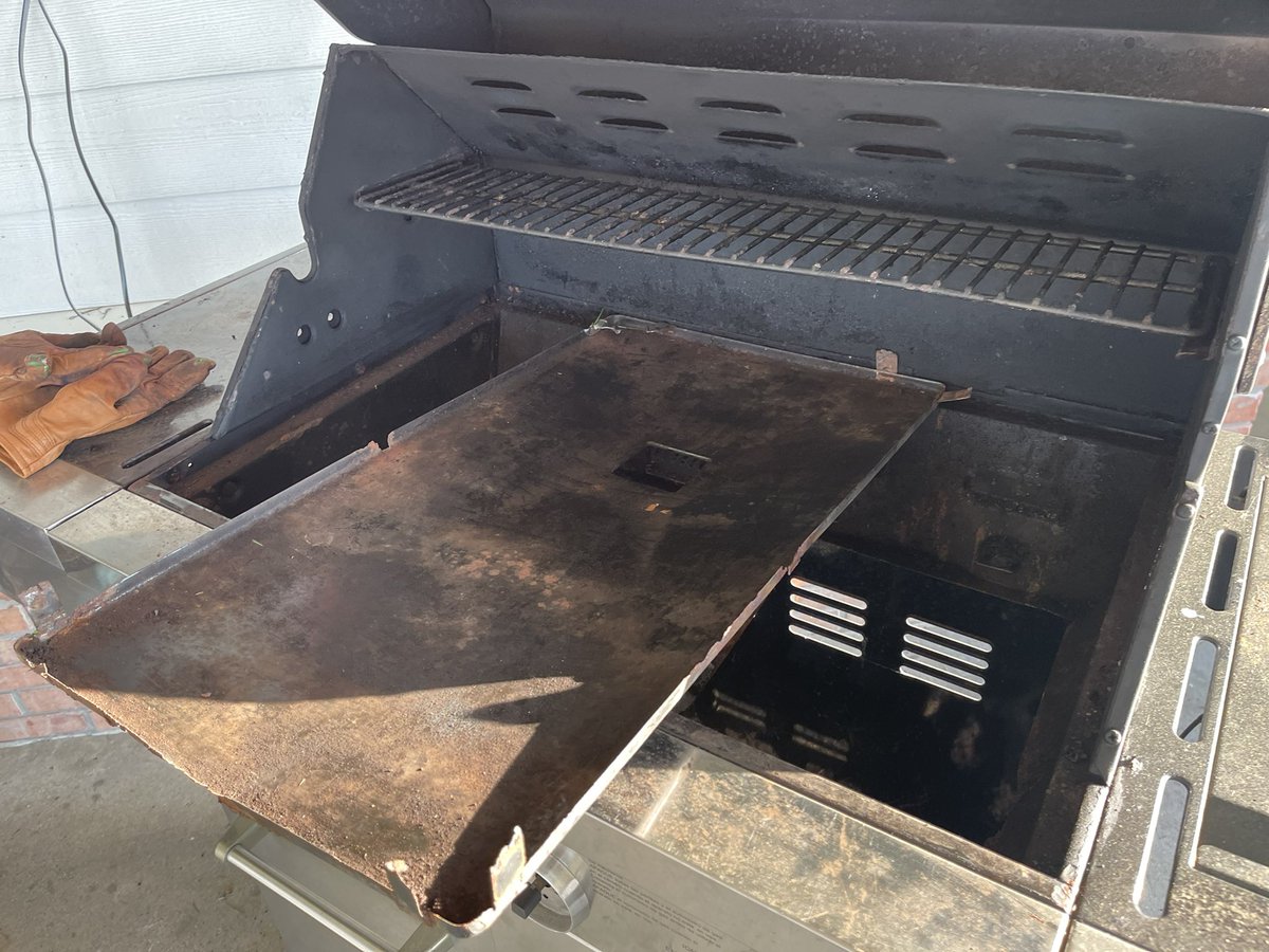 StevenNorman1's tweet photo. @KitchenAidUSA 5 yr grill, covered and in a covered patio.  Is this normal?  I had a Webber grill, didn’t cover it, left it outside and the thing lasted forever.  Bought this as an upgrade - feels a bit disappointing… really enjoyed it - just far too short of a prod. Life. Help? https://t.co/5P1QzNNwnX