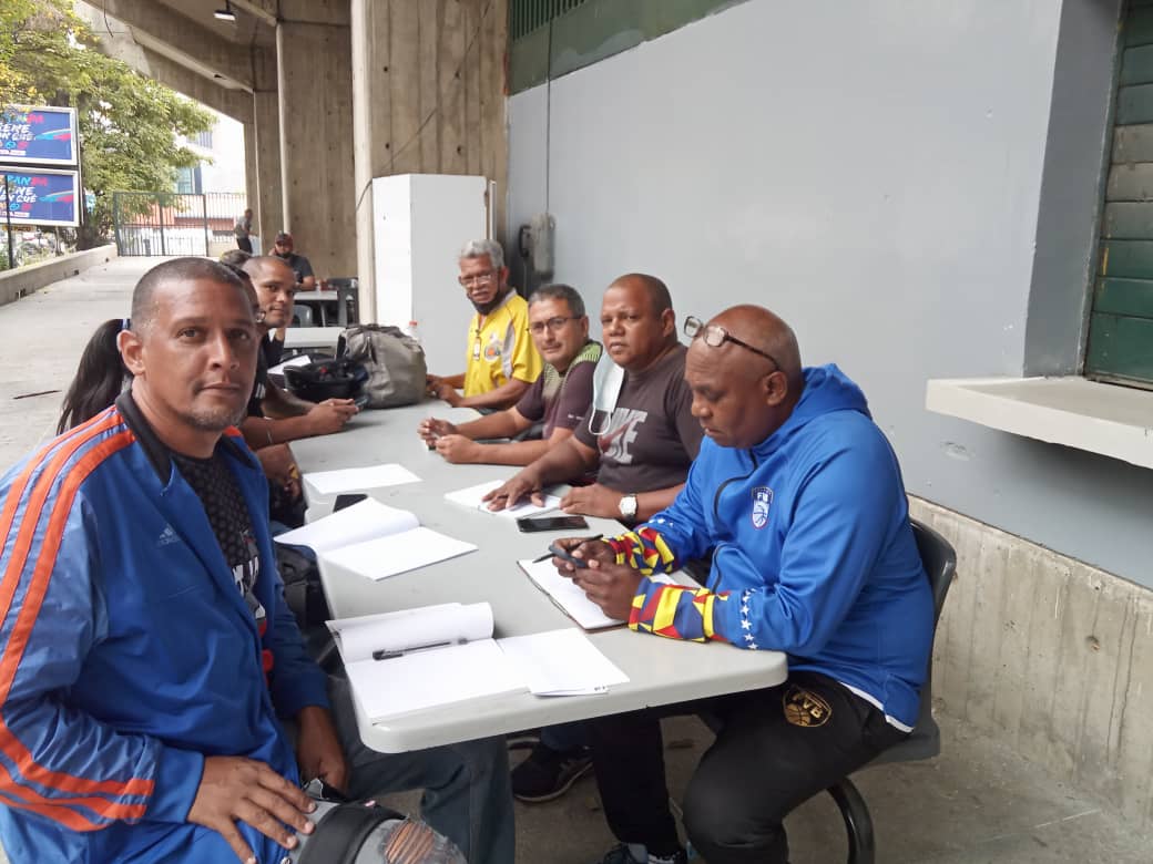 AsobasketM's tweet image. El día de hoy se realizó reunión extraordinaria de la junta directiva, de la asociación del Estado Miranda, con los coordinadores de zona, para acordar el cronograma oficial de las venideras competencia programadas por la federación venezolana de baloncesto!!