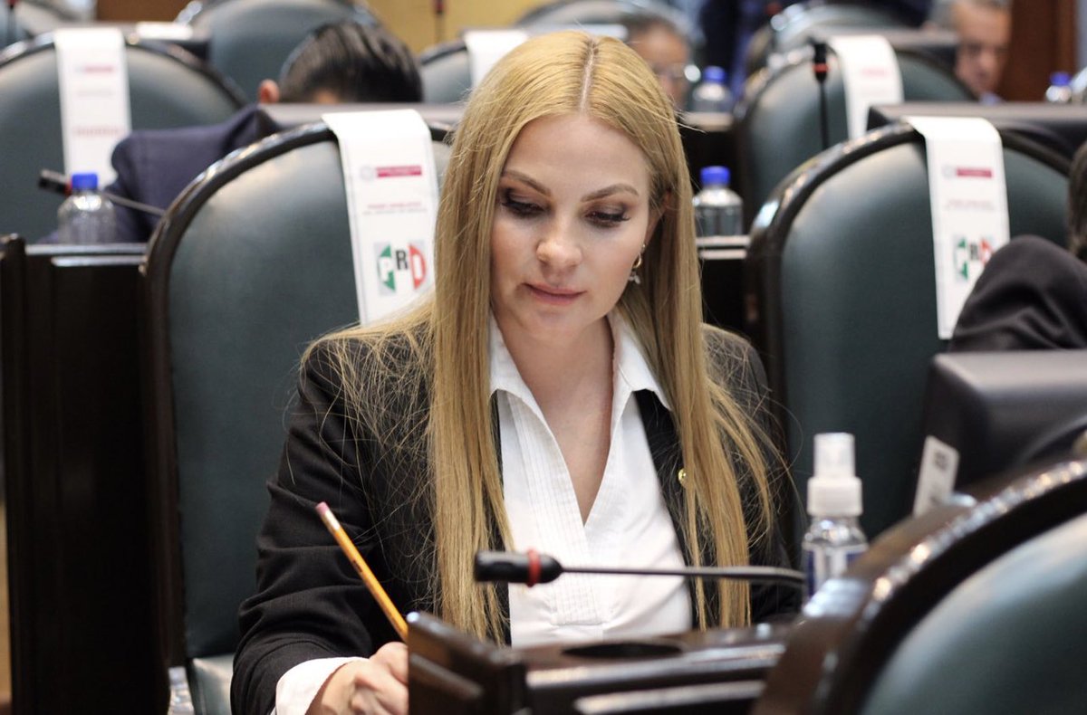 myriamcardenas's tweet photo. Los #mexiquenses estamos orgullosos de nuestras raíces, por ello respaldamos a los “Viejos de Corpus o Xitas” de #Temascalcingo, quienes asistieron el día de hoy a la #CámaraDeDiputados. #DiputadaLocal #LXILegislatura #Distrito45 #MyriamCárdenas #YoSiRegresé https://t.co/hjigwmXPBX