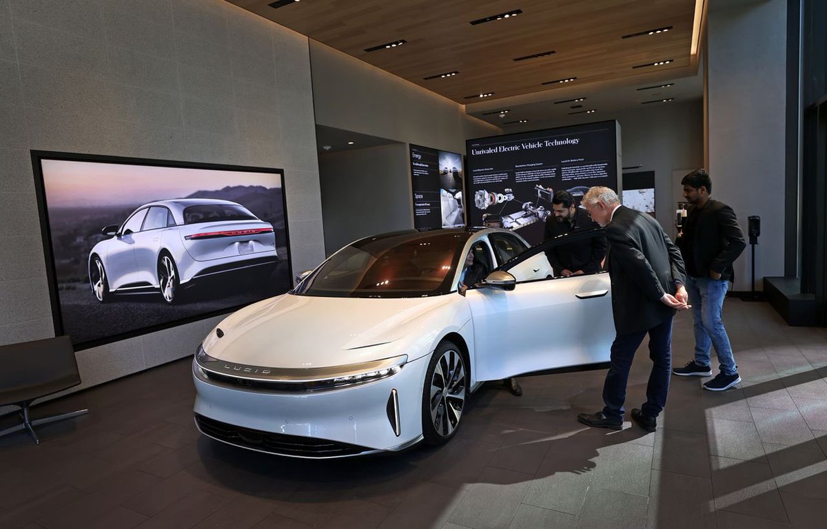 ما الذي يجري مع شركة لوسيد Lucid منتجة السيارات الكهربائية التي يملك #صندوق_الاستثمارات_العامة حوالي...