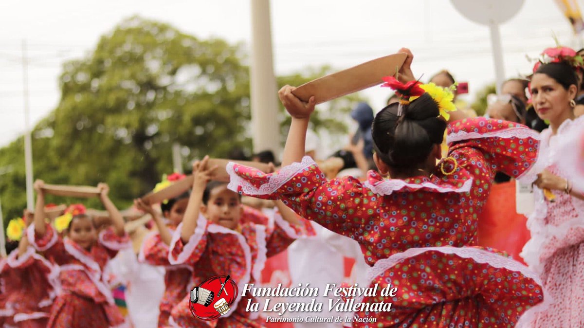 FESVALLENATO's tweet photo. Al ritmo de faldas, sombreros y comparsas llenas de energía, se gozó el desfile de piloneritos en este homenaje a #JorgeOñateLaLeyenda.
#VReydeReyes https://t.co/92ssif8Qp5