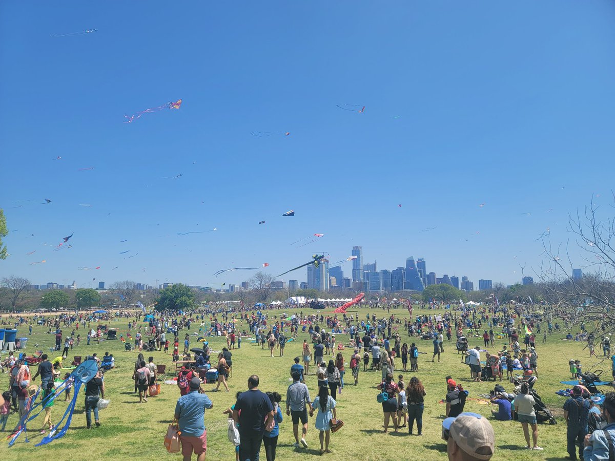 _NFTWatchlist_'s tweet photo. @7sClubNFT @fishyfamNFT A kite flying festival in Austin, TX. Stumbled upon it accidentally and ended up being pretty cool! https://t.co/lWHQY2cdgT