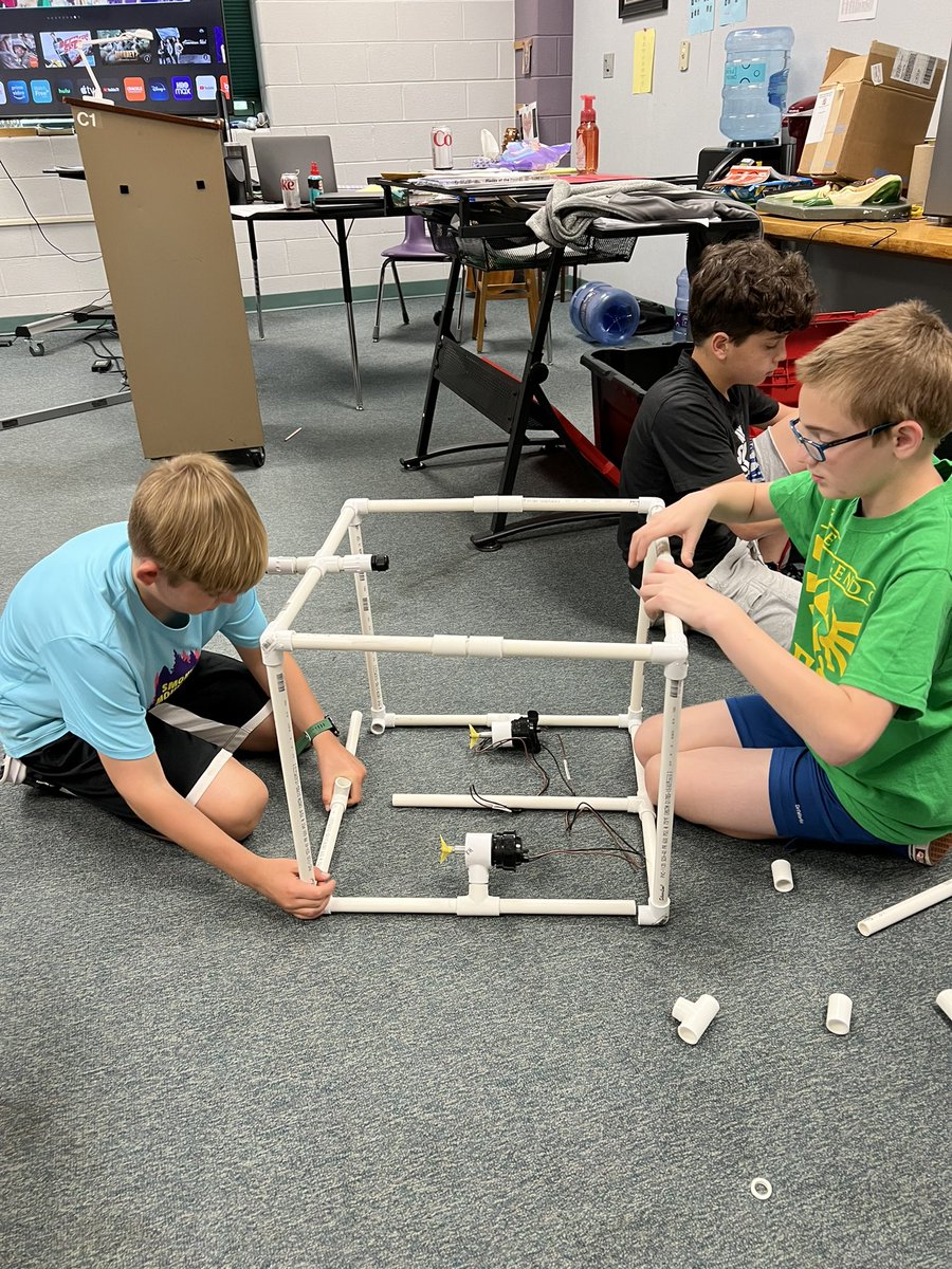 jsms_robotics's tweet image. Our MATE team is designing, testing, and problem solving with their Pufferfish kit for the Scout level competition!