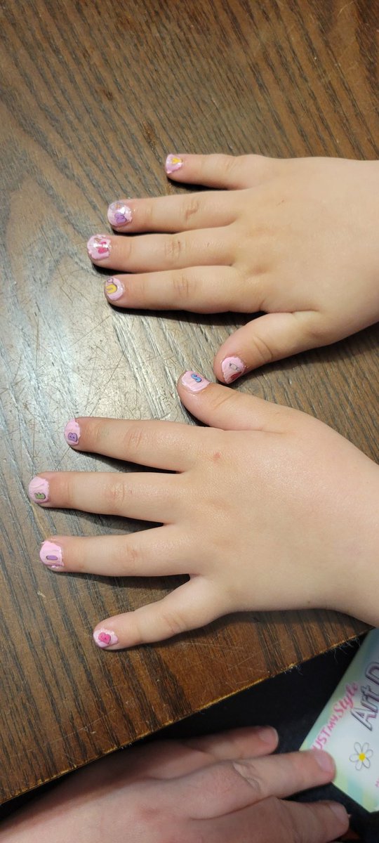 unstablechanges's tweet image. When u do ur 4 year old daughters nails #JustinBieber #Beliebers #justiceworldtour @justinbieber