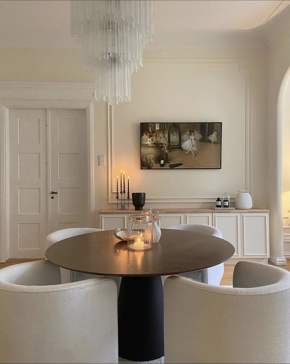 halzee_'s tweet image. this dining table.