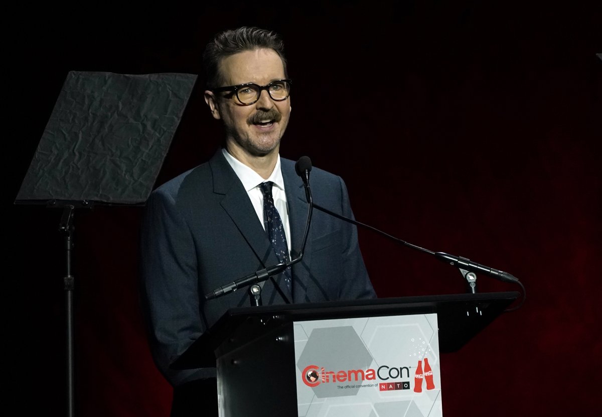 Variety's tweet photo. Matt Reeves will write and direct the sequel to #TheBatman. https://t.co/ChEjA5ZqmG https://t.co/rOHr6luNOL