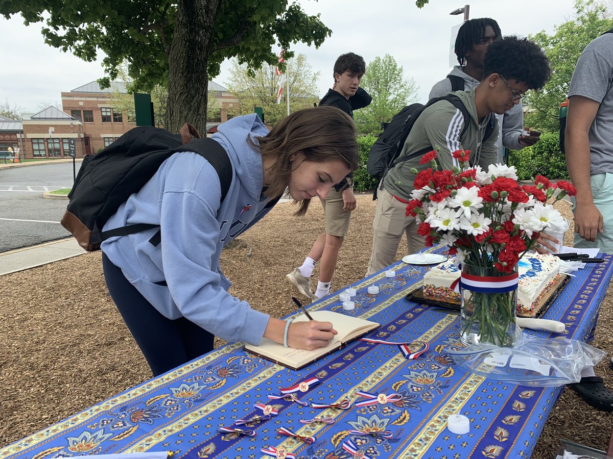 saintslanguages's tweet photo. Félicitations to the newly inducted members of the SSSAS Chapter of the French Honor Society! #saintslearn @SSSASsaints https://t.co/OOIXxMtSLu