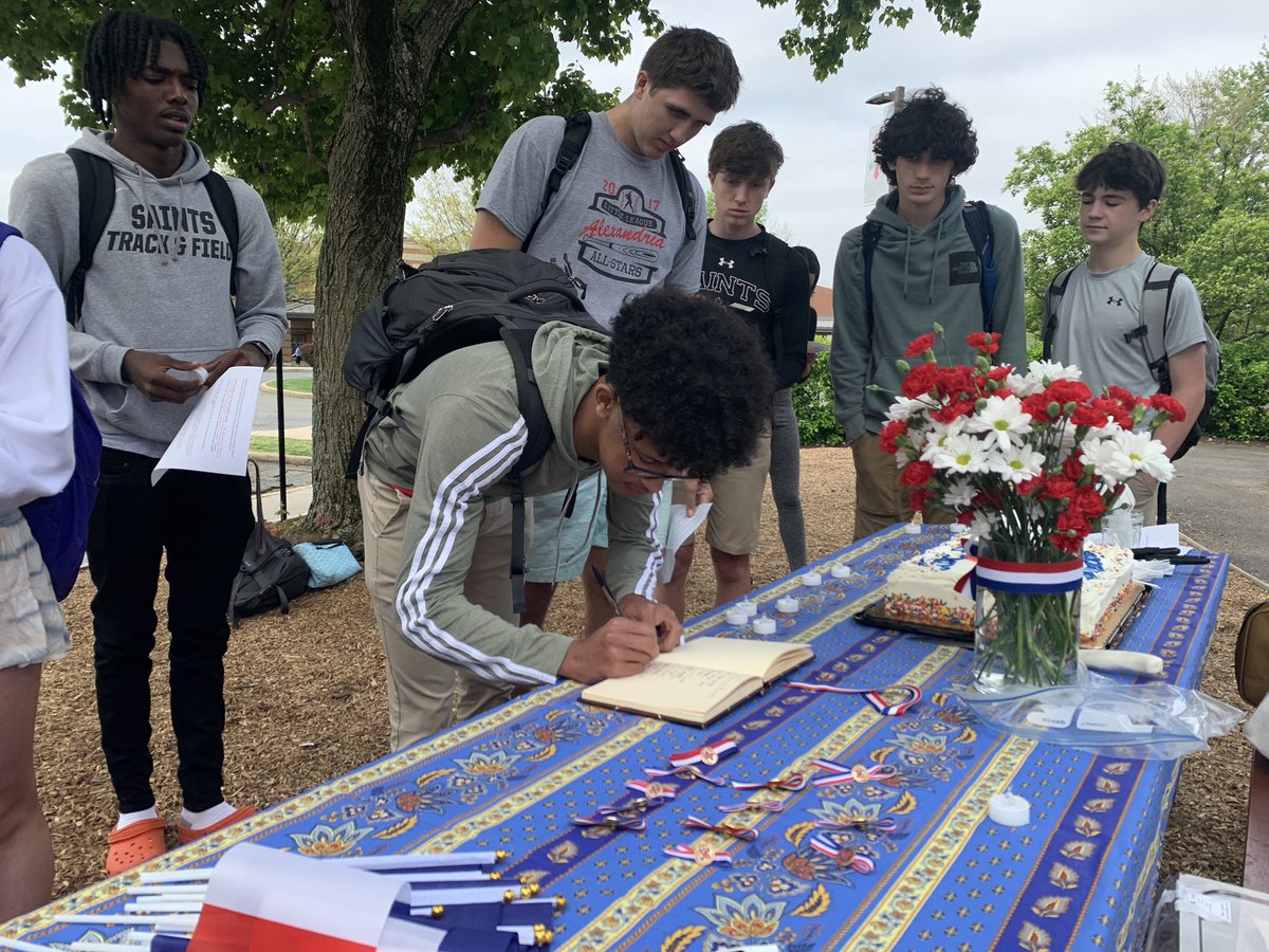 saintslanguages's tweet photo. Félicitations to the newly inducted members of the SSSAS Chapter of the French Honor Society! #saintslearn @SSSASsaints https://t.co/OOIXxMtSLu