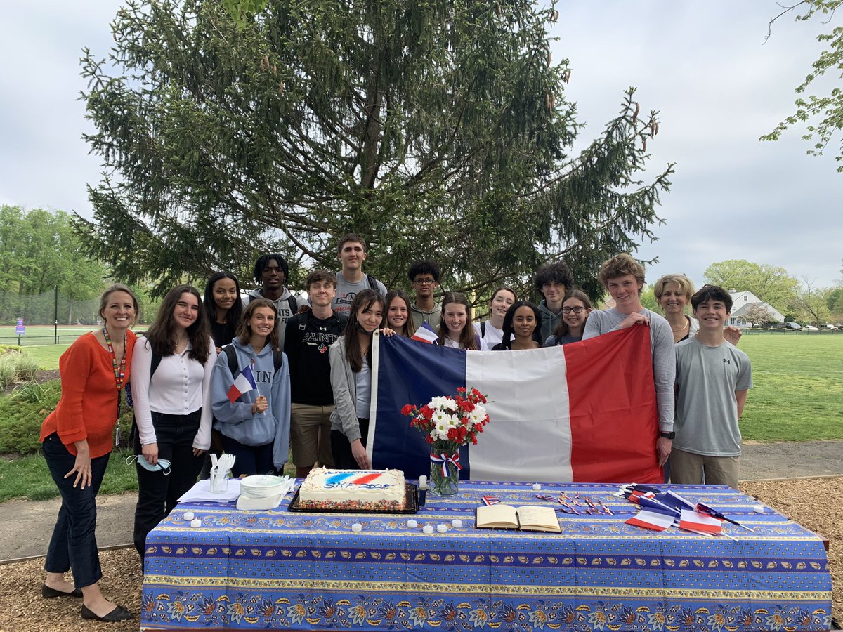 saintslanguages's tweet photo. Félicitations to the newly inducted members of the SSSAS Chapter of the French Honor Society! #saintslearn @SSSASsaints https://t.co/OOIXxMtSLu