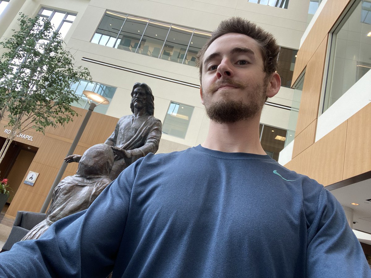 RegularDudes's tweet photo. My friend got a statue.. https://t.co/K7lrht68Cb