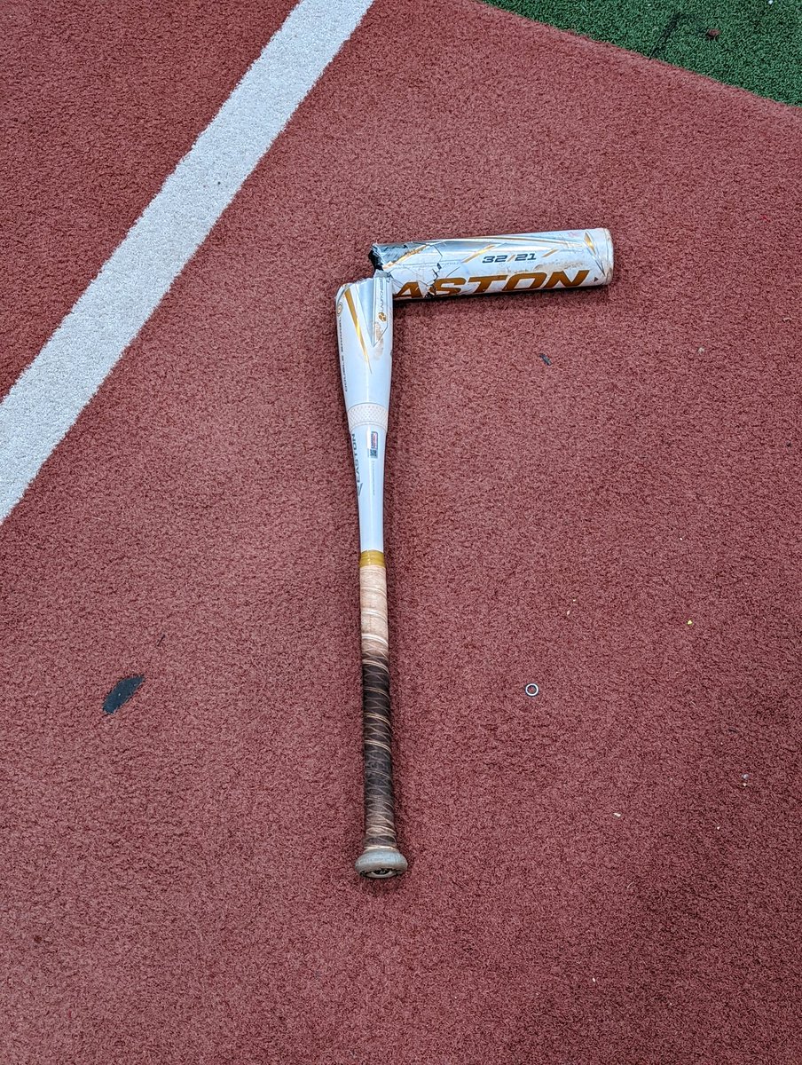 lokers13's tweet photo. @EastonBaseball second broken bat since November. (Third technically but first one was a louisville) $500 bats that only last 2-3 months. Ridiculous 14U girls fastpitch https://t.co/Bx8CDB1DUt