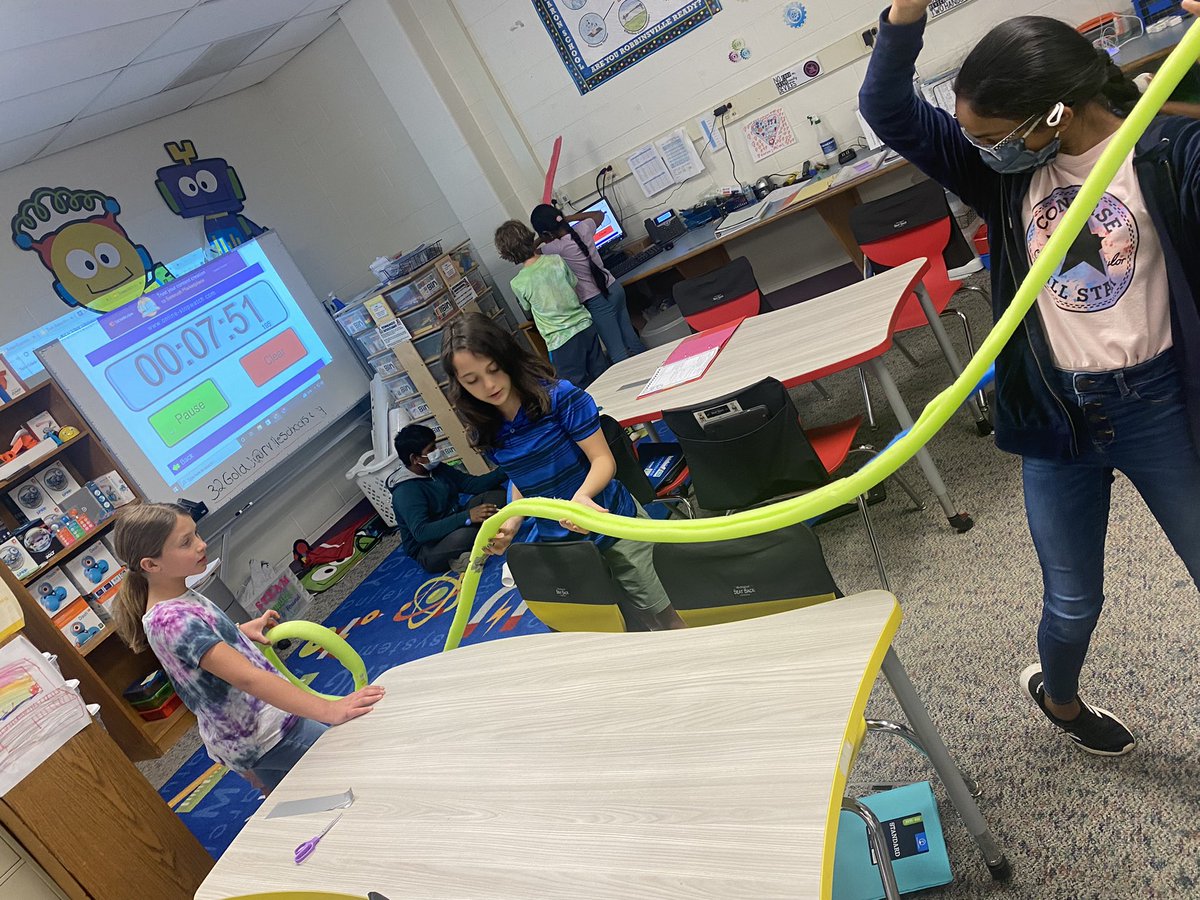MrsGoldSTEAM's tweet photo. The collaboration today was amazing!!! #RollerCoasterPhysics #STEAM @RvilleProud @bitsbyBoomer https://t.co/dVTpvmAgum