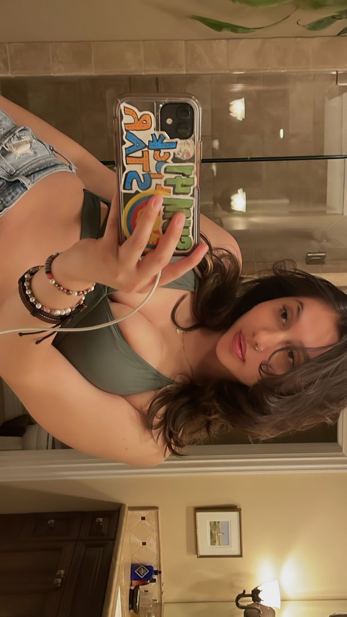 yuuleezy's tweet photo. no thoughts, just hot weather n bikini tops ;D https://t.co/gTbdrTS1Fw