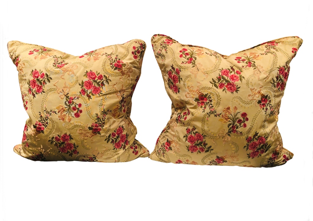 1920s Louis XV-Style French Brocade Pillows

l8r.it/szGP

#brennervaldezantiques #louisxvpillows #frenchbrocadepiillows  #brocadepillows #frenchpillows #embroideredpillows #floralpillows #designerpillows #tampadesigner #antiquegallery #chairish