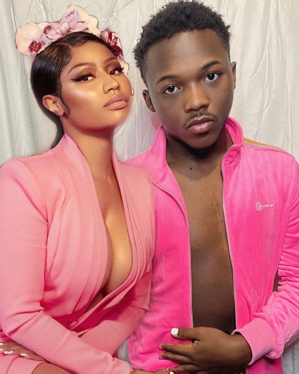 dmendesboy's tweet photo. Not @NATERERUN not showing us his hidden pic he took with @NICKIMINAJ like #favethings https://t.co/d5vCWRufvE