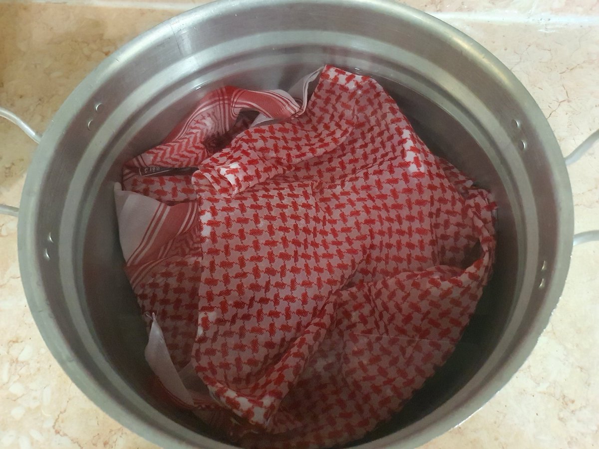 نقعتو شماغ العيد في قدر فيه ماء وملح وإلا باقي😂😂😂