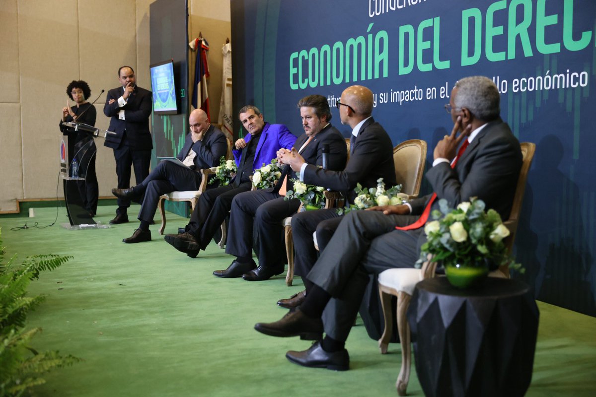Un gran honor compartir con estos grandes profesionales. #DerechoEconómico #VamosPorLoQueNosUne