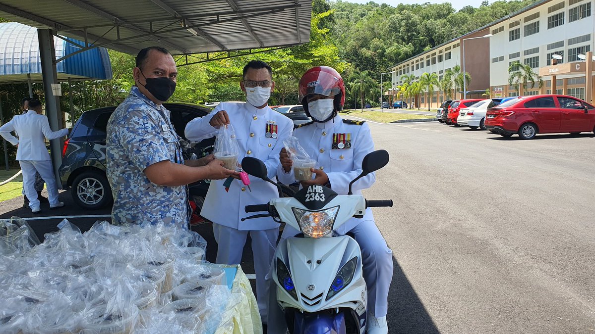 WismaLumut's tweet photo. Aktiviti Wisma Bintara Lumut. Memasak Bubur Lambuk Bersama P/BM pangkalan TLDM Lumut. Penyampaian bubur lambuk  kepada Bintara secara pandu lalu (Drive thru). https://t.co/m73clllUl4