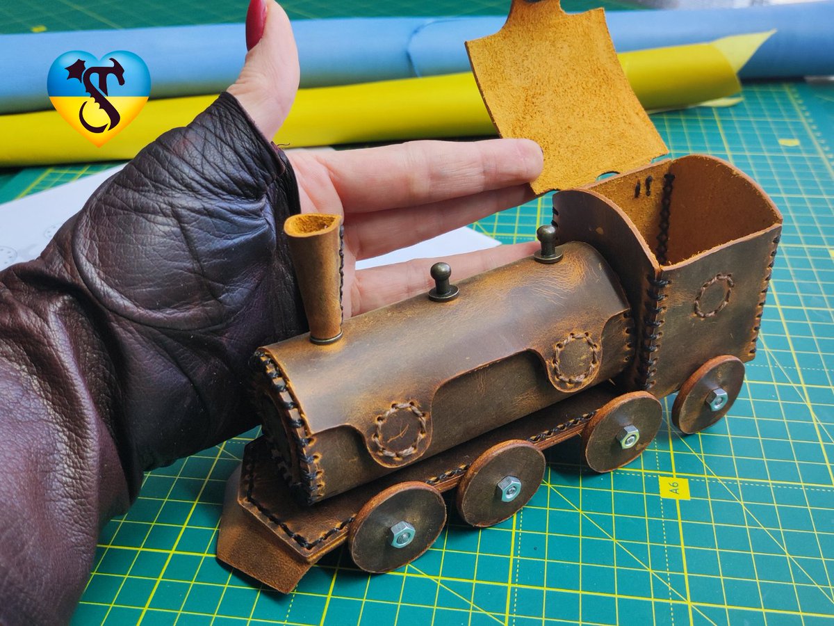 olenats_olena's tweet image. Leather locomotive pattern. Do-it-yourself leather locomotive with a double box. This is a gift that will never be forgotten! Such a leather locomotive can become the pride of the interior.
#leatherpatterns #hendmade #leatherwork #DIY
patternleater.com/index.php/prod…