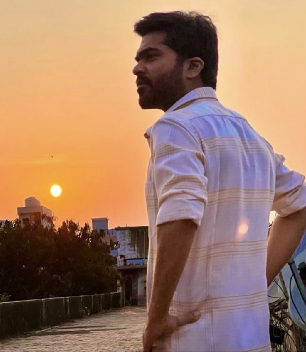 Test638adj's tweet photo. துபாய் டிரிப்பை முடித்து கொண்டு நண்பர்களுடன் லண்டன் சென்றிருக்கிறார் சிம்பு. மே 2 ம் தேதி திரும்பும் சிம்பு, பிஸ்னஸ் டிரிப்பாக சென்றிருக்கிறார் என்கிறார்கள் . @Actor_SimbuFC #simbu #SilambarasanTR https://t.co/OAujiaNrvj