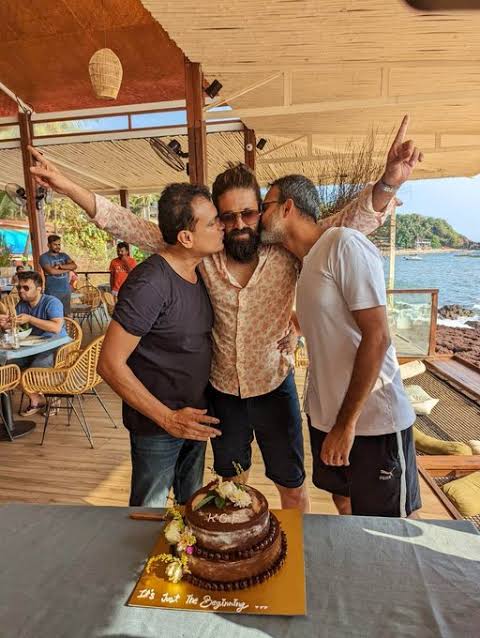 studios_stone's tweet photo. வெற்றியை கொண்டாடிய "ராக்கிபாய்" | Yash celebrates KGF 2 success with Pra... https://t.co/YmJmRTmCtS @TheNameIsYash @prashanth_neel @duttsanjay @MalavikaBJP https://t.co/BluzlhL5h0