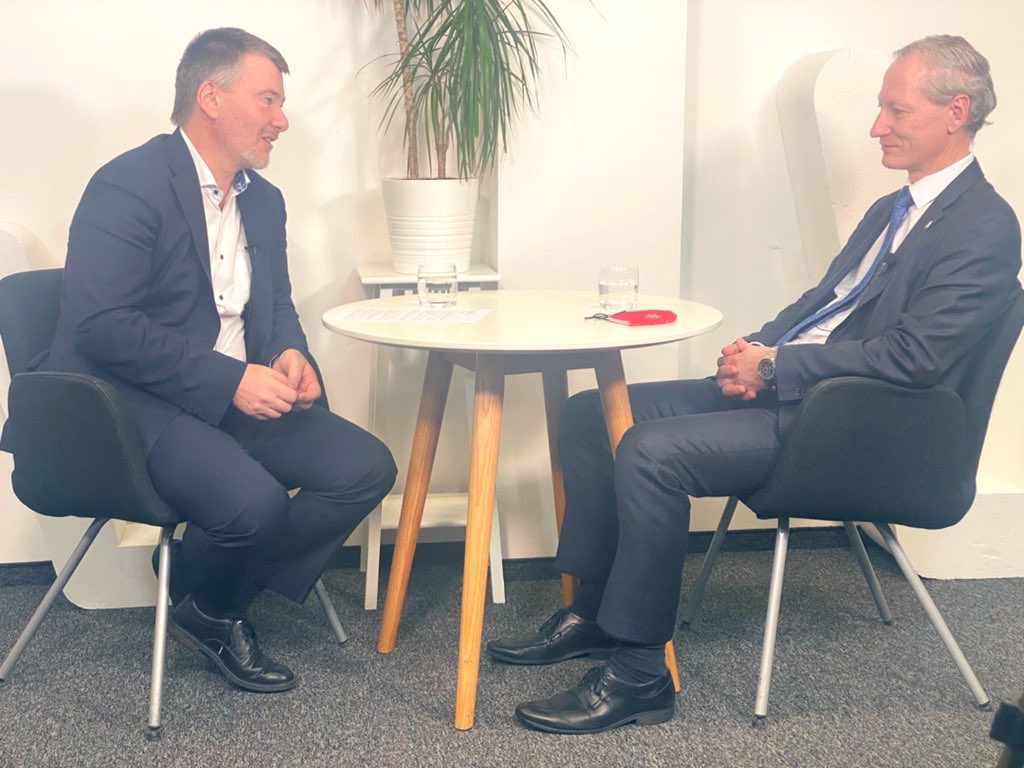 TUEV_Austria's tweet photo. Wegbereiter neuer Technologien: #TÜV AUSTRIA 🇦🇹 #CEO Stefan Haas im @ArrowECS #Podcast mit Heribert Karrer, Regional Director Arrow ECS https://t.co/mbt4qx0Z5y #TÜVAUSTRIA150 https://t.co/il9e2WUjpv