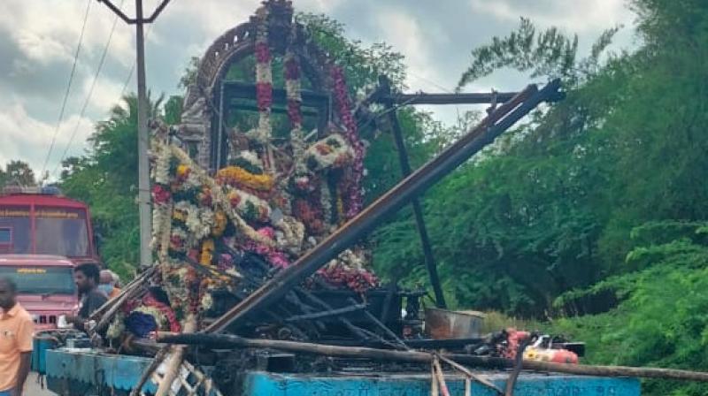 DeccanChronicle's tweet photo. Eleven people were electrocuted to death and 13 others were injured when a chariot came in contact with high-tension electric line in Thanjavur, Tamil Nadu in the early hours on Wednesday. 

#electrocution #11killed #Thanjavur #Thanjavurmishap https://t.co/hBQHNdwPf7