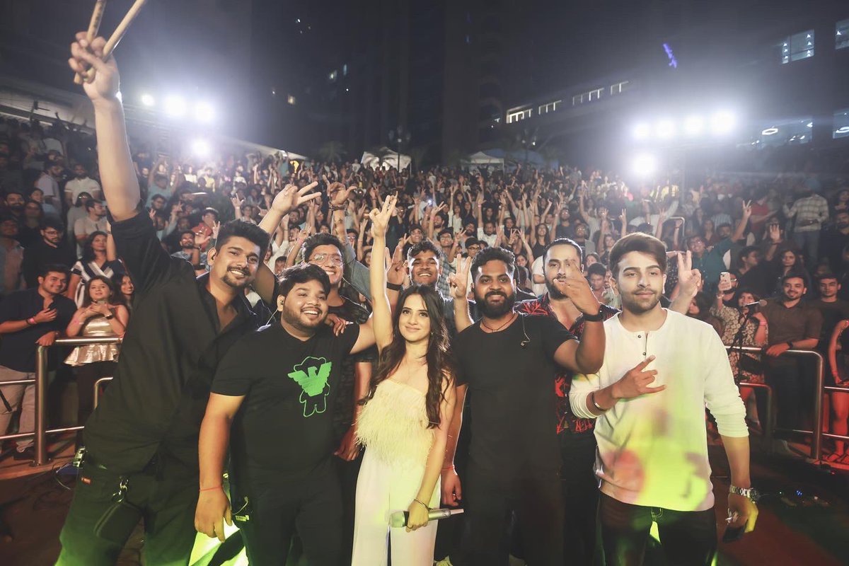 jasleenroyal's tweet photo. Starry starry night 😇

#JRLive #IndiaTour https://t.co/BtI8Trn3iD