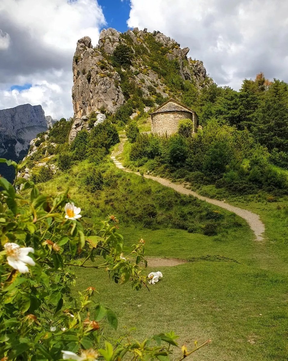 Huesca_LaMagia's tweet photo. 🙌🌲 La Espectacular Ruta de las Ermitas de Tella, el pueblo de las Brujas. 👹
Fotografía de https://t.co/G79rULgY7M
#huescalamagia #huesca #tella #excursioneshuesca #wonderfilplaces https://t.co/giGPedh7zG
